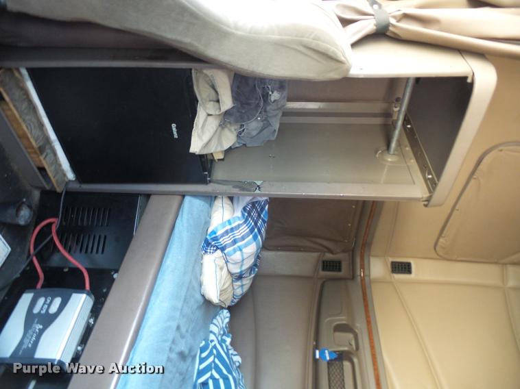 image for item DA6408 2003 Peterbilt 387 semi truck