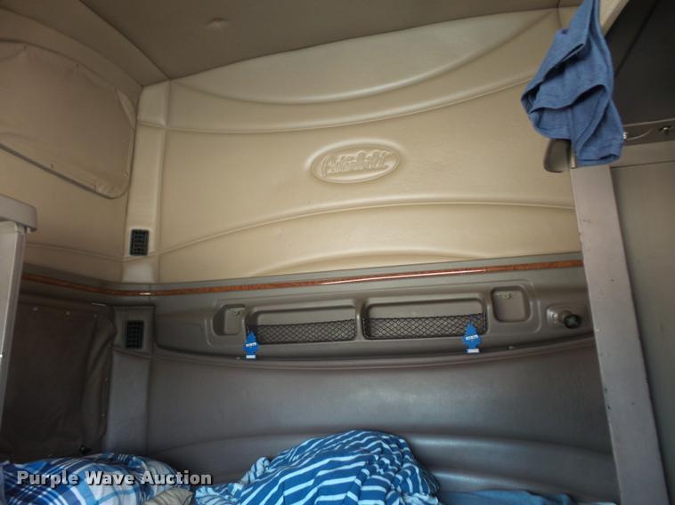 image for item DA6408 2003 Peterbilt 387 semi truck