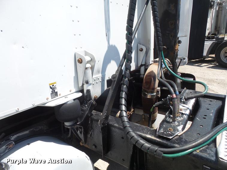 image for item DA6408 2003 Peterbilt 387 semi truck