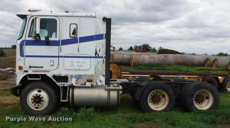 image for item DB3954 1996 International 9600 semi truck