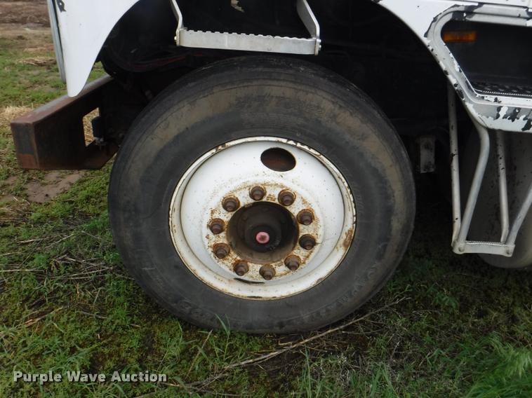 image for item DB3954 1996 International 9600 semi truck