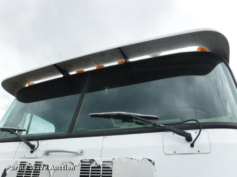 image for item DB3954 1996 International 9600 semi truck