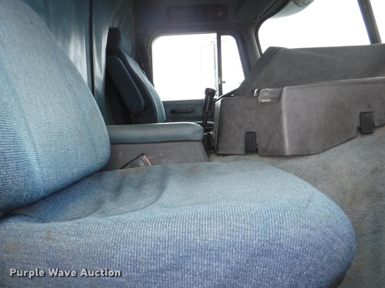 image for item DB3954 1996 International 9600 semi truck