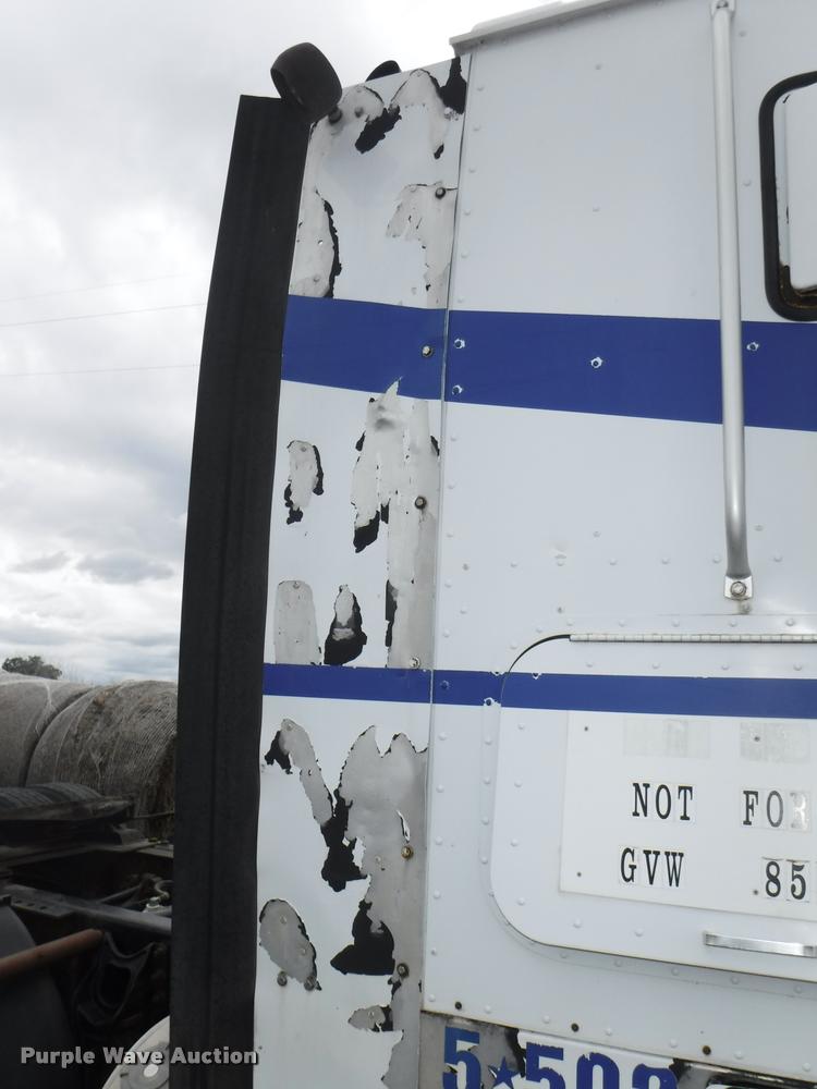 image for item DB3954 1996 International 9600 semi truck