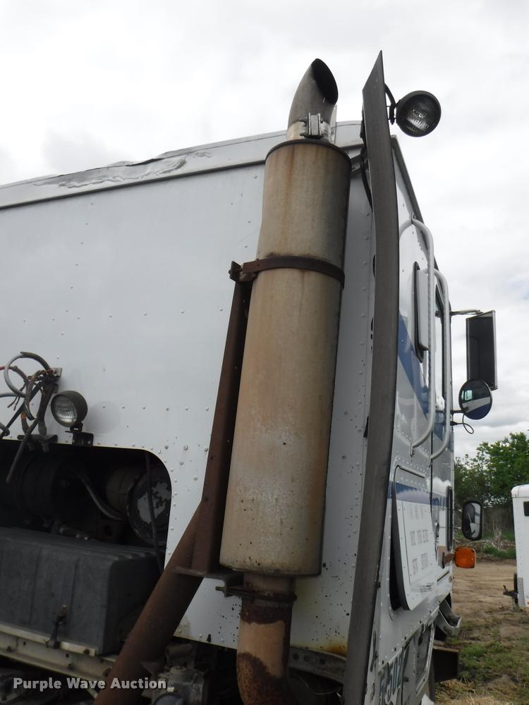 image for item DB3954 1996 International 9600 semi truck