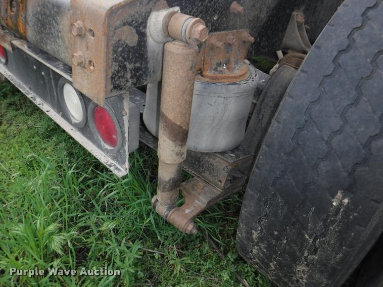 image for item DB3954 1996 International 9600 semi truck