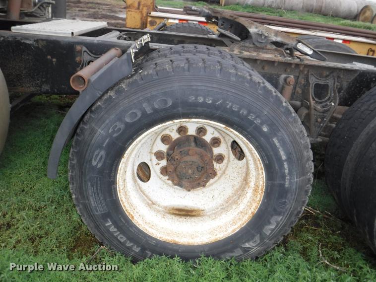 image for item DB3954 1996 International 9600 semi truck