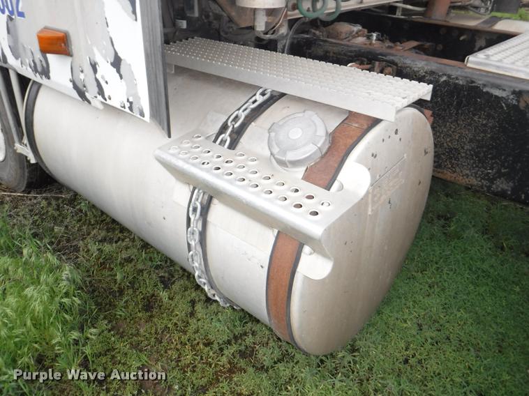 image for item DB3954 1996 International 9600 semi truck