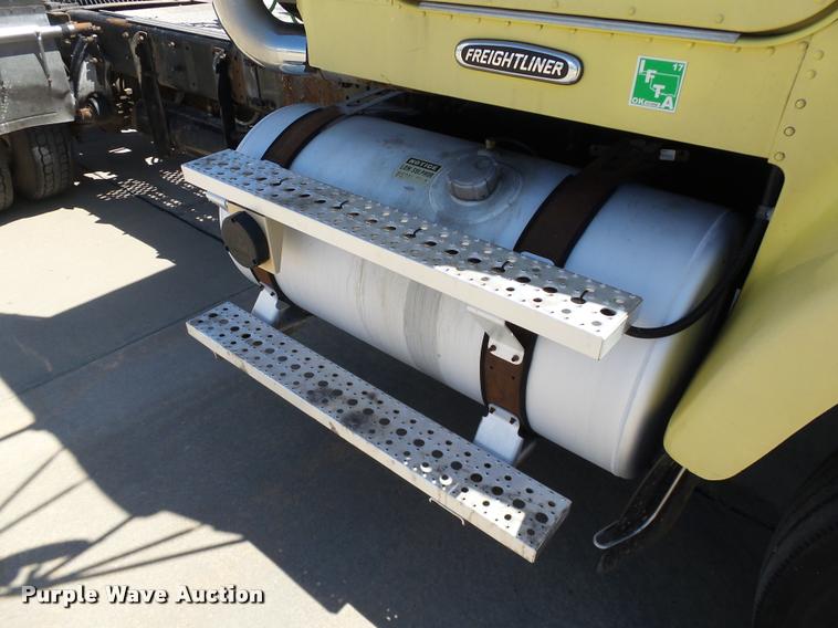 image for item DB4732 2004 Freightliner FLD120 SD semi truck