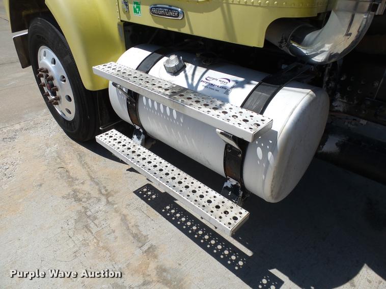 image for item DB4732 2004 Freightliner FLD120 SD semi truck