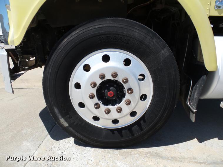 image for item DB4732 2004 Freightliner FLD120 SD semi truck