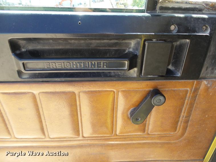 image for item DB4733 2002 Freightliner FLD120 semi truck