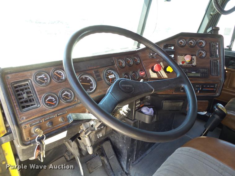 image for item DB4733 2002 Freightliner FLD120 semi truck