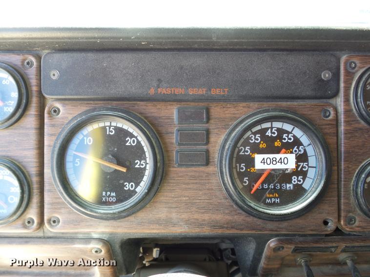 image for item DB4733 2002 Freightliner FLD120 semi truck