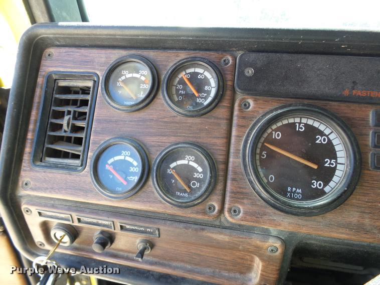 image for item DB4733 2002 Freightliner FLD120 semi truck