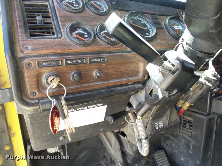 image for item DB4733 2002 Freightliner FLD120 semi truck