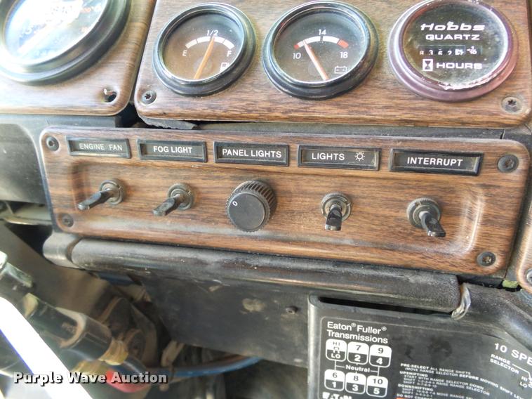 image for item DB4733 2002 Freightliner FLD120 semi truck