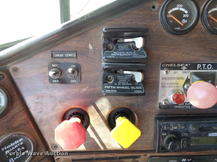 image for item DB4733 2002 Freightliner FLD120 semi truck