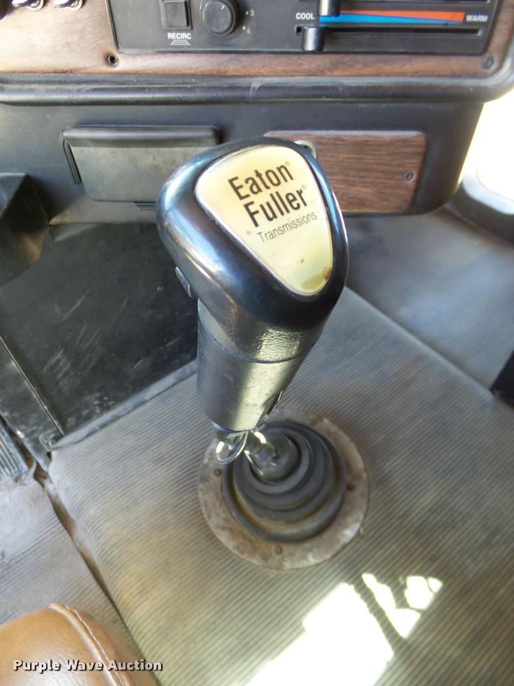 image for item DB4733 2002 Freightliner FLD120 semi truck