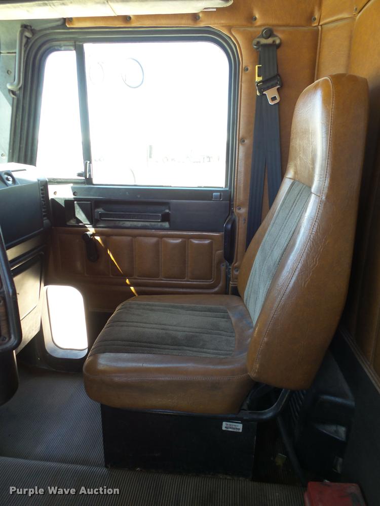 image for item DB4733 2002 Freightliner FLD120 semi truck