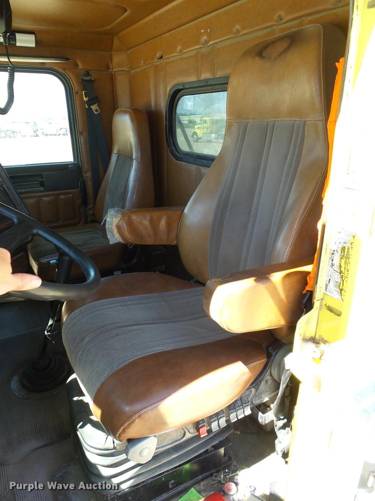 image for item DB4733 2002 Freightliner FLD120 semi truck