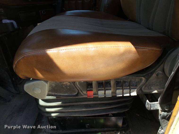 image for item DB4733 2002 Freightliner FLD120 semi truck