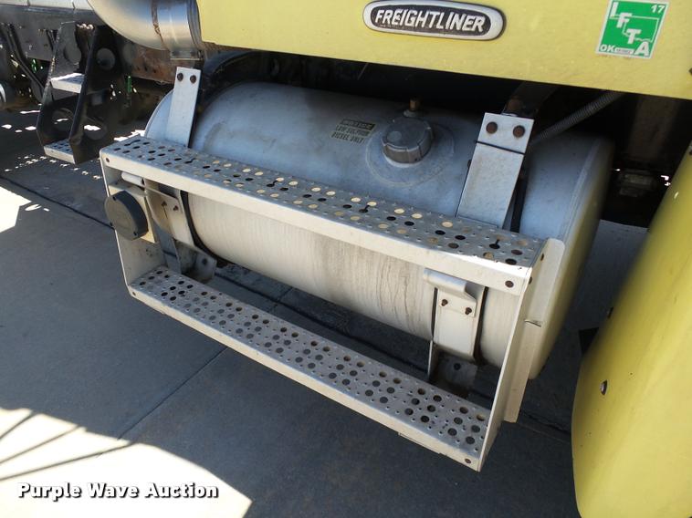 image for item DB4733 2002 Freightliner FLD120 semi truck