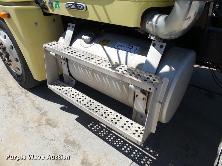 image for item DB4733 2002 Freightliner FLD120 semi truck