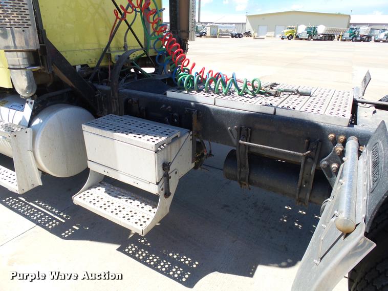 image for item DB4733 2002 Freightliner FLD120 semi truck