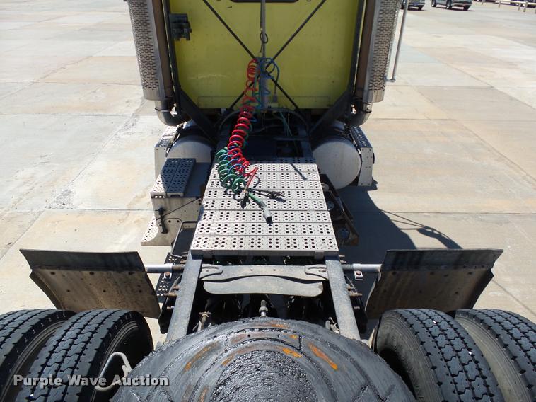 image for item DB4733 2002 Freightliner FLD120 semi truck