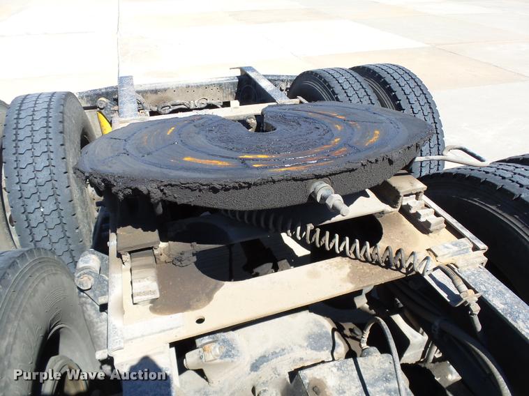 image for item DB4733 2002 Freightliner FLD120 semi truck