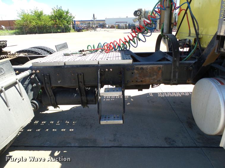 image for item DB4733 2002 Freightliner FLD120 semi truck