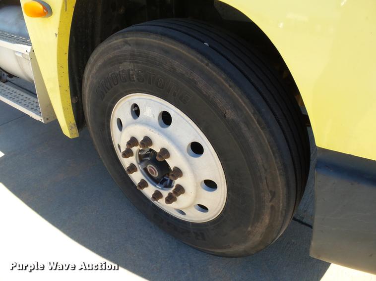 image for item DB4733 2002 Freightliner FLD120 semi truck