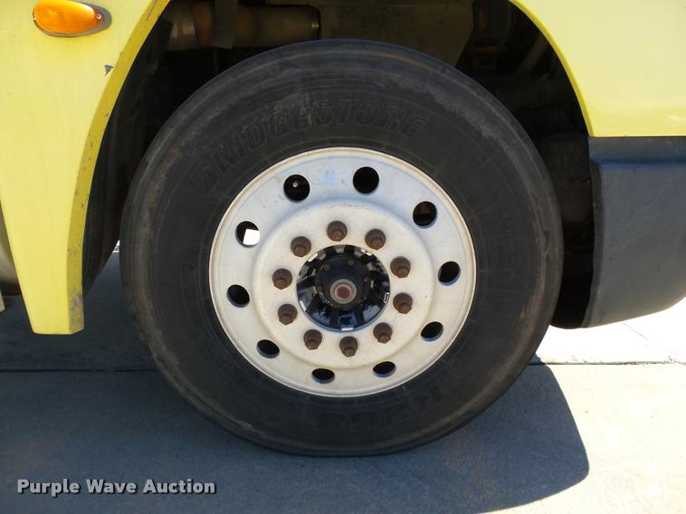 image for item DB4733 2002 Freightliner FLD120 semi truck