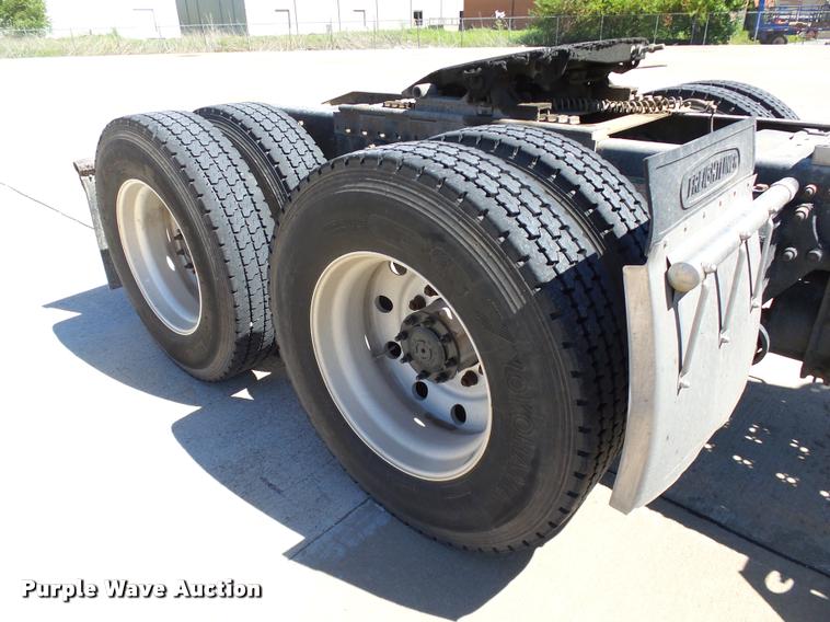 image for item DB4733 2002 Freightliner FLD120 semi truck