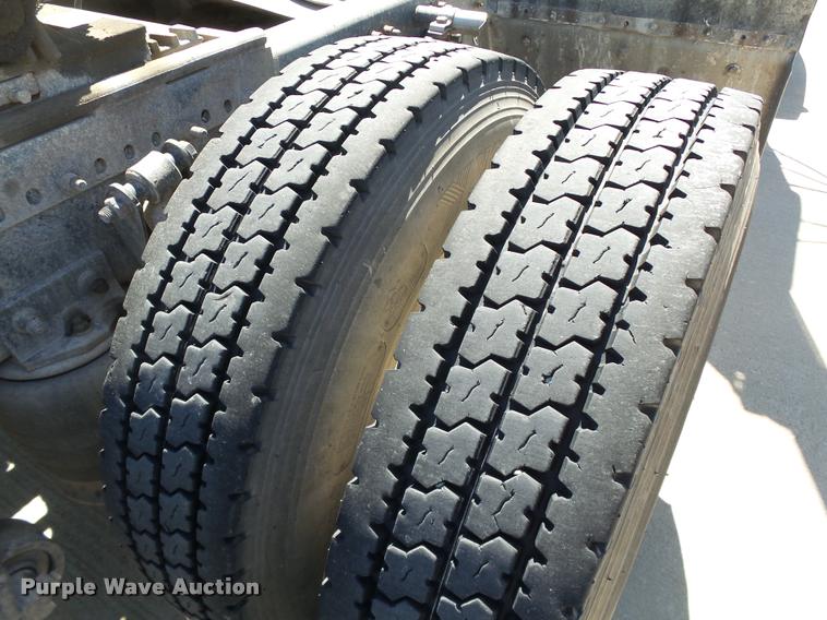 image for item DB4733 2002 Freightliner FLD120 semi truck