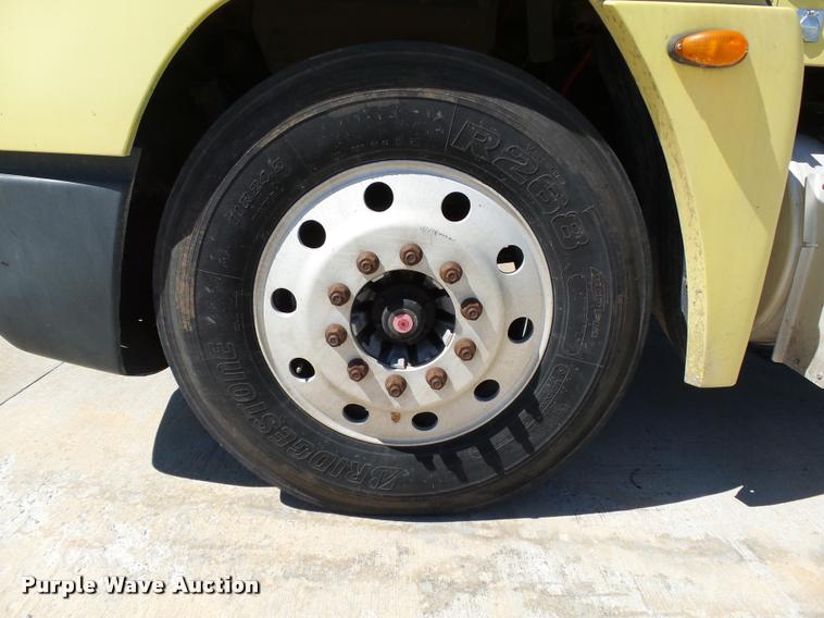 image for item DB4733 2002 Freightliner FLD120 semi truck