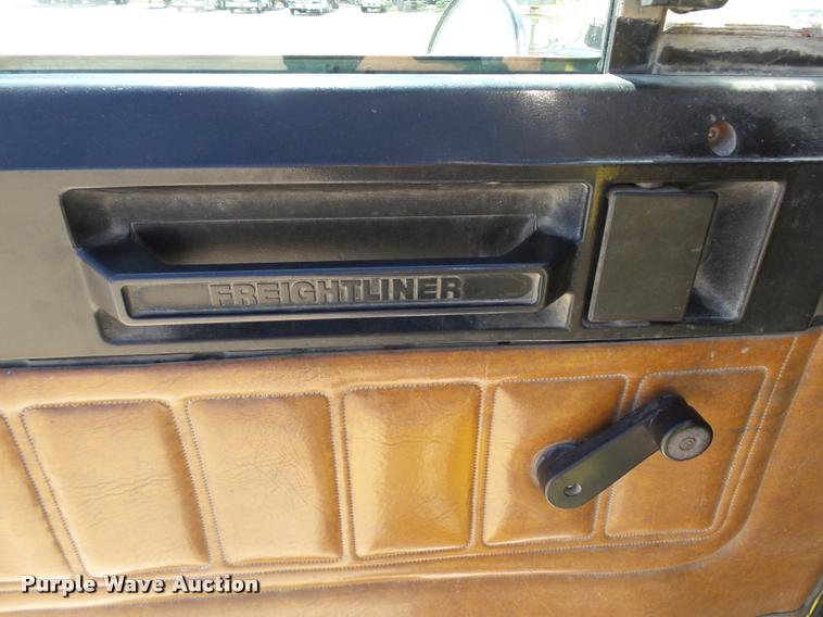 image for item DB4734 2002 Freightliner FLD120 semi truck