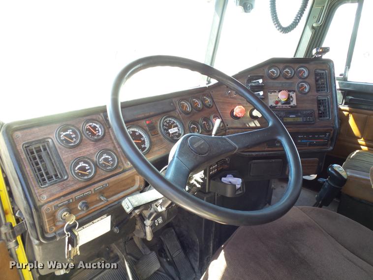 image for item DB4734 2002 Freightliner FLD120 semi truck