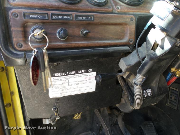 image for item DB4734 2002 Freightliner FLD120 semi truck