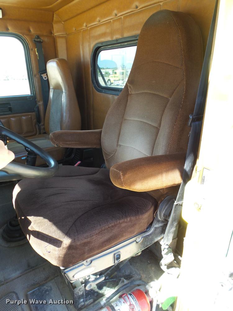 image for item DB4734 2002 Freightliner FLD120 semi truck