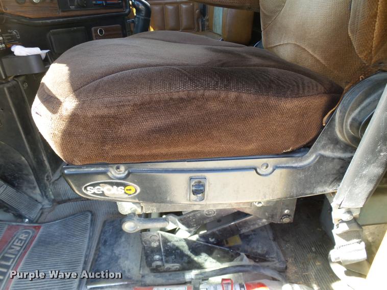 image for item DB4734 2002 Freightliner FLD120 semi truck