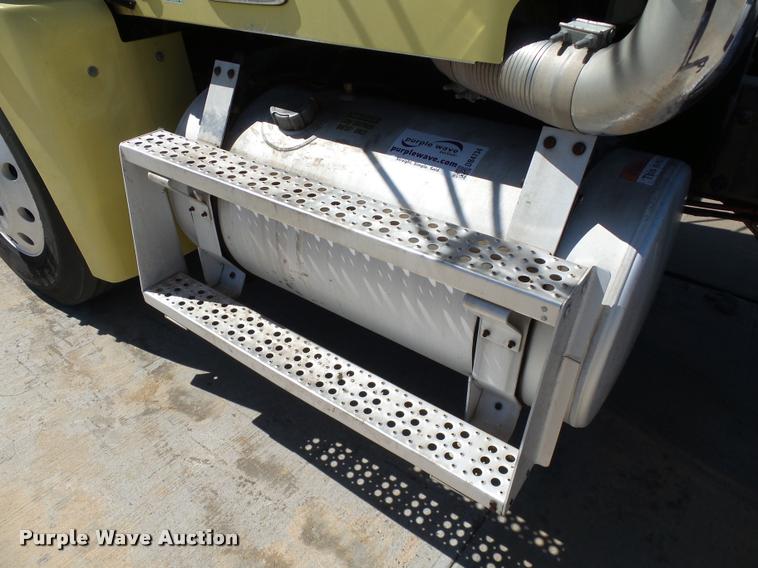 image for item DB4734 2002 Freightliner FLD120 semi truck