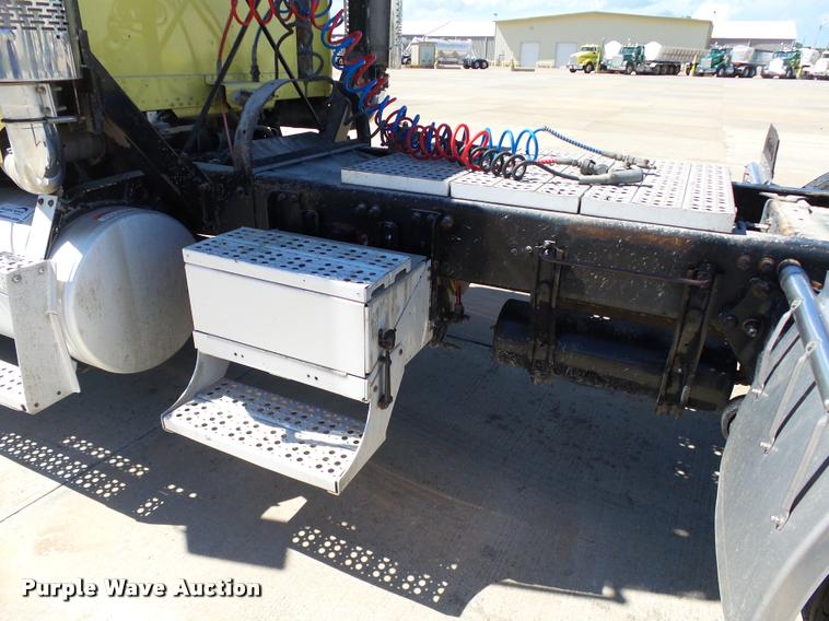 image for item DB4734 2002 Freightliner FLD120 semi truck