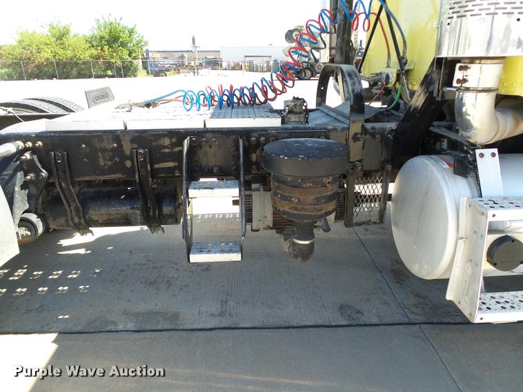 image for item DB4734 2002 Freightliner FLD120 semi truck