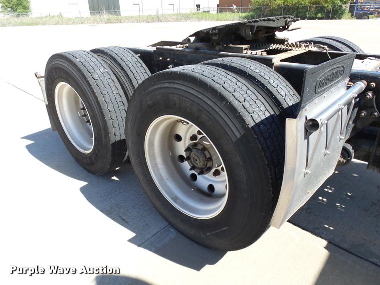 image for item DB4734 2002 Freightliner FLD120 semi truck