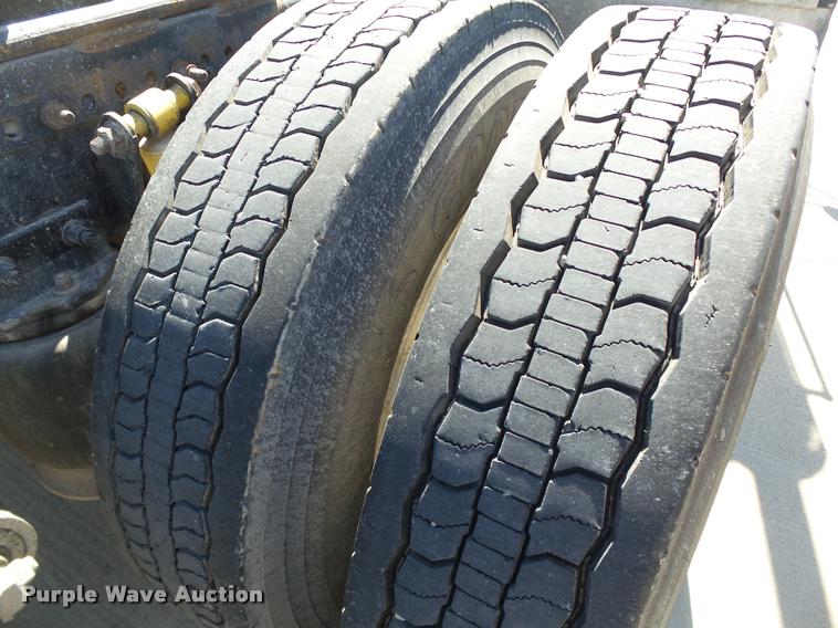 image for item DB4734 2002 Freightliner FLD120 semi truck