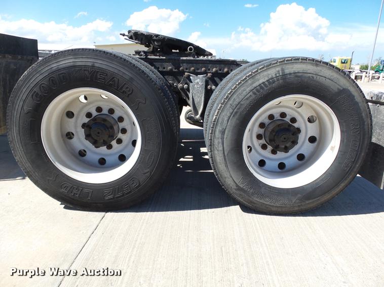 image for item DB4734 2002 Freightliner FLD120 semi truck