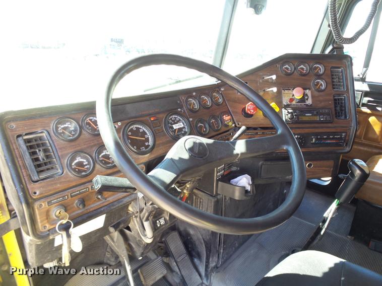 image for item DB4735 2001 Freightliner FLD120 semi truck