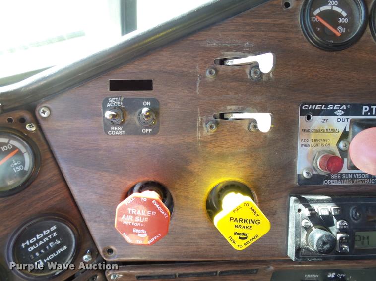 image for item DB4735 2001 Freightliner FLD120 semi truck